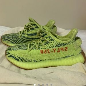 YEEZY BOOST 350 V2 in semi frozen yellow